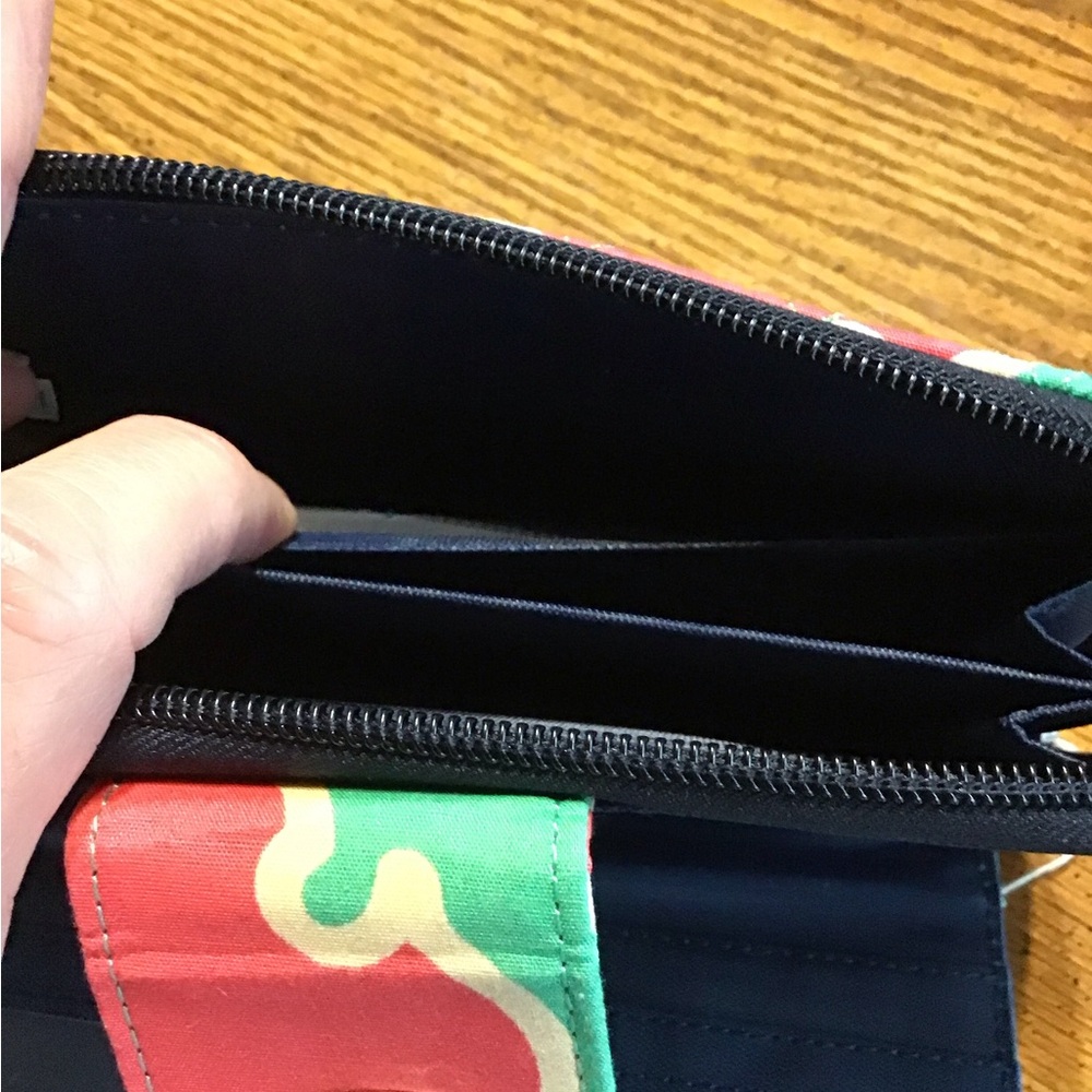 Women’s NWT Quilted Wallet lots of storage - Picture 10 of 11